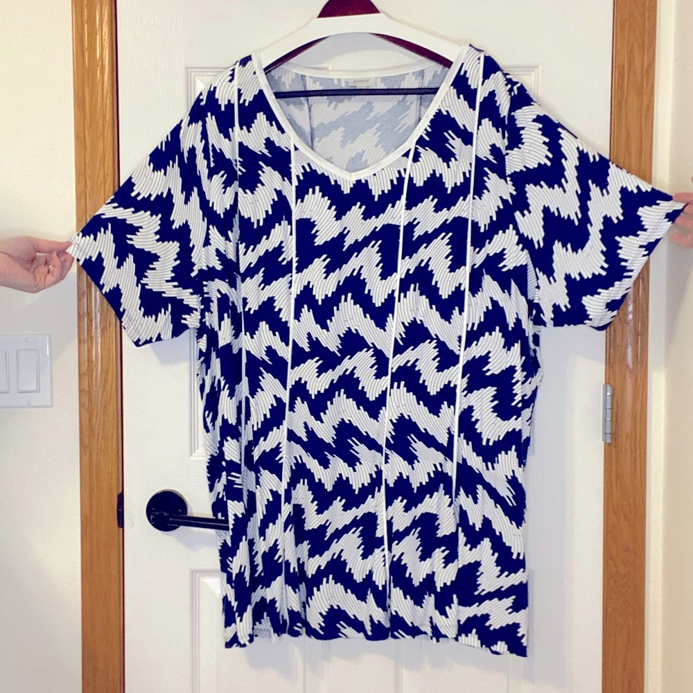 Avenue short sleeve tunic swing top. Blue and white, lightly worn, size 30/32.